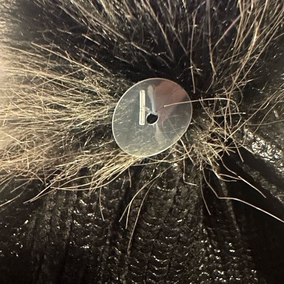 NWOT Steve Madden Black Roll Up Beanie With Pom Pom - Picture 5 of 5